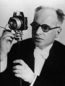 Erich Salomon con una camara Ermanox, autorretrato, Dominio Público